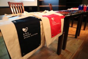 Dwie płócienne torby z logo Bardzo Młoda Kultury leżące na stoliku