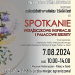Plakat. Na tle haftu napis: Partnerstwo KUŹNIA INSPIRACJI zaprasza młodzież w wieku 12-24 lat na spotkanie wstążeczkowe inspiracje i pałacowe sekrety. W programie: warsztaty haftu wstążeczkowego, zwiedzanie Muzeum Historycznego-Pałac w Dukli. 7 sierpnia, godziny 10:00 - 14:00. Muzeum Historyczne - Pałac w Dukli. Zapisy 504 259 806, liczba miejsc ograniczona!