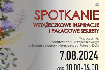 Plakat. Na tle haftu napis: Partnerstwo KUŹNIA INSPIRACJI zaprasza młodzież w wieku 12-24 lat na spotkanie wstążeczkowe inspiracje i pałacowe sekrety. W programie: warsztaty haftu wstążeczkowego, zwiedzanie Muzeum Historycznego-Pałac w Dukli. 7 sierpnia, godziny 10:00 - 14:00. Muzeum Historyczne - Pałac w Dukli. Zapisy 504 259 806, liczba miejsc ograniczona!