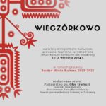 Plakat o szarym tle, z lewej strony czerwona grafika przypominająca kwiat. Na plakacie tekst: wieczórkowo, warsztaty etnograficzno-kulturowe, śpiewacze, teatralne, rękodzielnicze i muzykancko-taneczne dla młodzieży; 13-15 września 2024 r. w ramach projektu Bardzo Młoda Kultura 2023-2025; realizowane przez Partnerstwo pn. Głos tradycji: Jasielski Dom Kultury, Etnocentrum Ziemi Krośnieńskiej, Stowarzyszenie Kultury Ludowej w Trzcinicy. Na dole logo Jasielskiego Domu Kultury, Etnocentrum Ziemi Krośnieńskiej, Ministerstwa Kultury i Dziedzictwa Narodowego, Narodowego Centrum Kultury, Bardzo Młodej Kultury, Podkarpackie przestrzeń otwarta, herb województwa podkarpackiego z napisem dofinansowano ze środków budżetu Województwa Podkarpackiego, Centrum Kulturalnego w Przemyślu