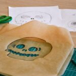 Leżąca na stole papierowa torba z wyciętą trupią czaszką