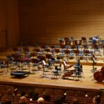 Widok na scenę w filharmonii, stoją instrumenty i puste krzesła.